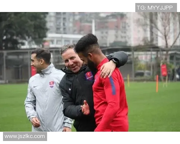 足球明星与女友甜蜜拥抱瞬间展现爱情的美好与温馨